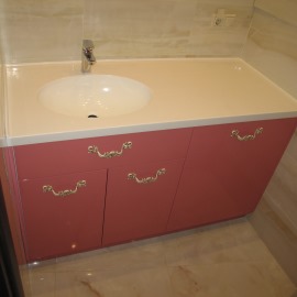 дорогая мебель для ванной комнаты розовая