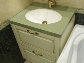 небольшая тумба и навесной зеркальный шкаф для ванной на заказ 806-2